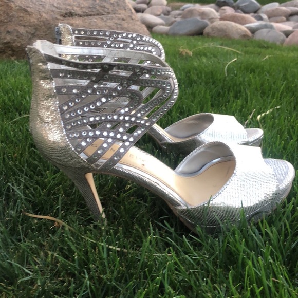 Gianni Bini Sparkly Silver Open-toe Stilettos! 4 inch heels. Size 7.5M - Picture 4 of 10